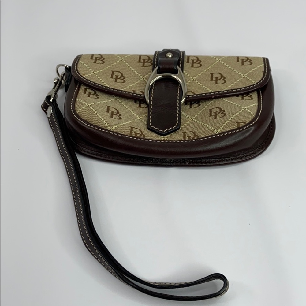 Dooney and Bourke 4 x 6 1/2 x 1 1/2 wristlet EUC